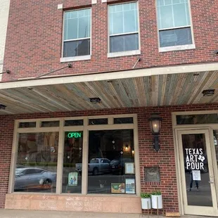 Local spot for Texas-sourced wine, beer, art, food and entertainment! Make new friends at Texas Art &amp; Pour!!