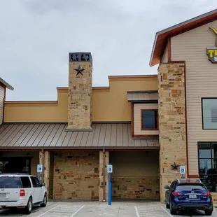 the outside of the restaurant