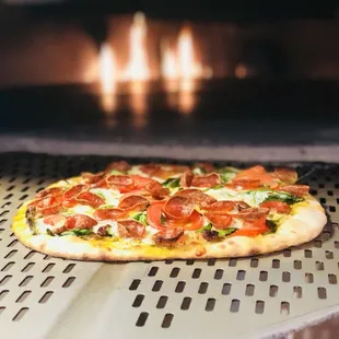 Small thin crust pepperoni, spinach, fresh mushrooms, tomato &amp; bacon on a homemade white sauce.