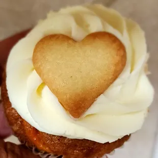 Valentine's Day cupcake *carrot cake*