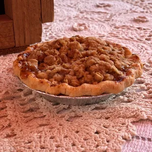 Lil' apple crumble pie