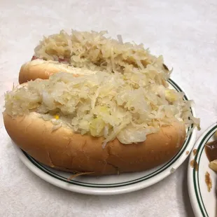 Two dogs with kraut