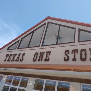 Great place for a quick bite on the run . Great BBQ and burgers