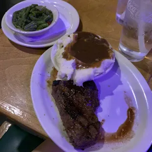 6 oz sirloin with mashed potato&apos;s and green beans