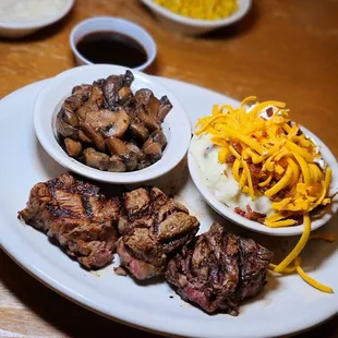 Filet medallions no rice so I got a side Caesar instead. Mushrooms, and loaded mashed potatoes