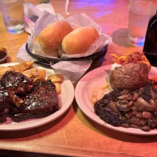 Food was great and the service was on point. Everyone should come.