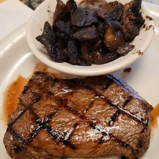 6 oz sirloin and sautéed mushrooms