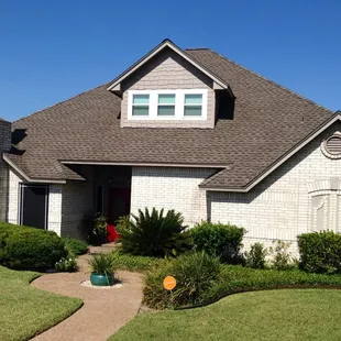 GAF Timberline HD Lifetime Weathered Wood shingles on home in the Wood River community of Corpus Christi.