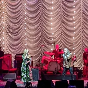 Allison Krauss and Robert P inlant. She sang a few Led Zeppelin songs with him which were phenomenal