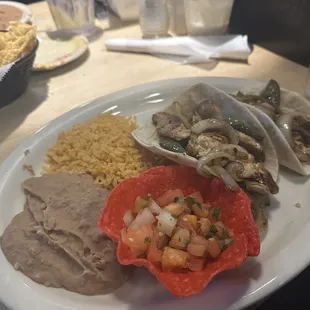 Chicken fajitas taco plate