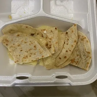 Cheese quesadilla compuesta $14