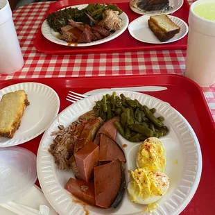 ows a tray of food
