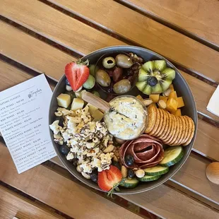 a plate of fruit, cheese and crackers