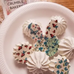 a plate of cupcakes