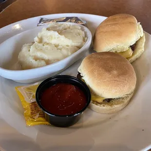 Kids Kid&apos;s Sliders with mashed potatoes