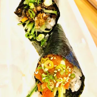 Spicy salmon and crispy salmon skin hand roll