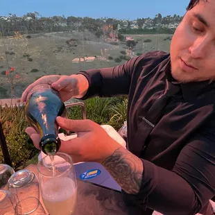 This guy knows how to pour!