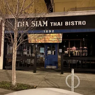 the outside of the restaurant
