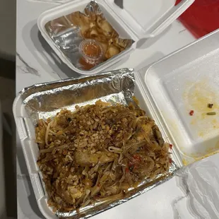 Chicken Pad Thai &amp; Cream Cheese Wontons (2pc)