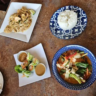 Seafood curry, pad Thai. So fresh!