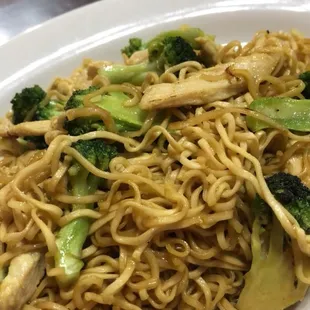 Chicken Broccoli Chow Mein