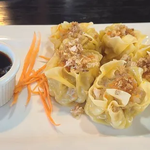 Steamed pork dumplings are delicious