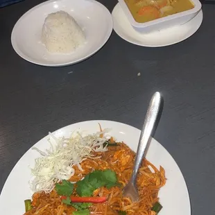 pad thai yellow curry with chicken