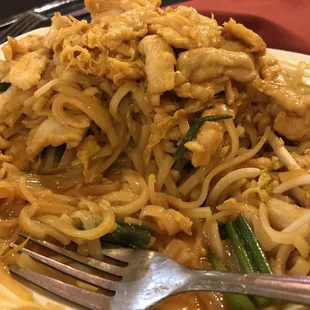 a plate of noodles and chicken