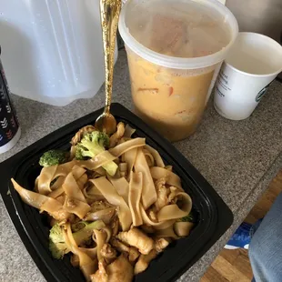 Pas Se-Lew with chicken in foreground, curry in the background