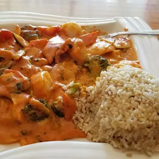 Red curry (scallops), brown rice