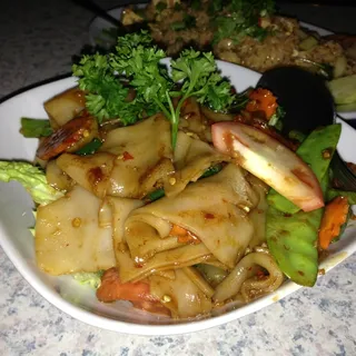 Spicy Garlic Noodles with Tofu (V)