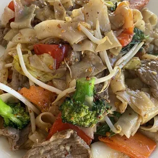 Beef drunken noodles