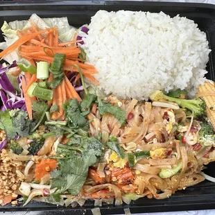 Veggie pad Thai lunch special