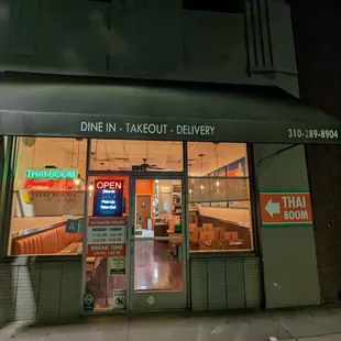 the front of a restaurant at night