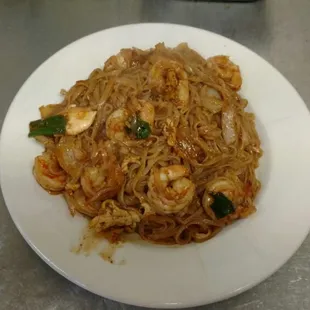 Shrimp Pad Thai, rice noodles cooked with shrimp with a spicy level between 0 and 10 for your taste buds. Very yummy