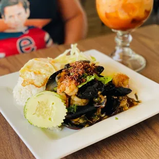 25. SHRIMP AND GARLIC *They added mussels per my request and it was all so flavorful.   DRINK- Thai Tea