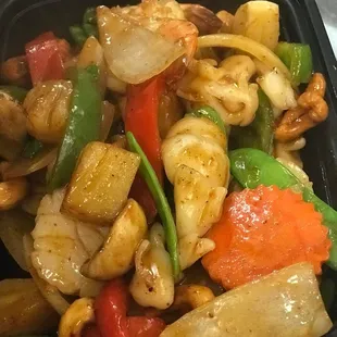 Oriental Seafood: a great combination of shrimp, squid and scallop with mixed vegetable and mushroom in spicy cashew nut sauce