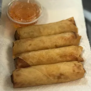 Thai roll: Homemade crispy vegetable spring roll, serve with sweet and sour sauce