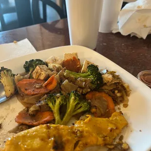 Pad See Ew Noodle, chicken satay, and iced tea.