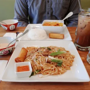 lunch pad thai, yellow curry, complementary soup, thai tea