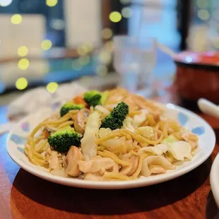 a plate of noodles and broccoli