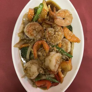 a plate of shrimp and vegetables