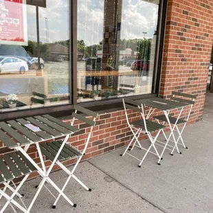 a row of folding chairs