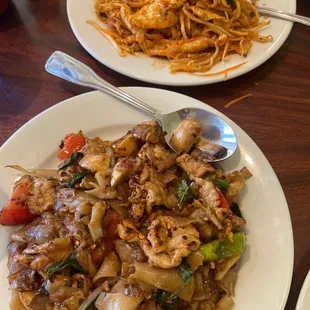 Pad kee mao and pad thai :)