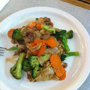 Small serving of Pad See Eew on an extra large plate.