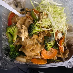L17. Chicken Pad Kee Mao (Drunken Noodle), add broccoli and carrots