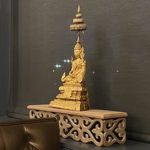 Very nice decor... stays away from the typical