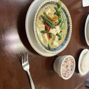 Delicious green curry (vegan!) with soft tofu and brown rice