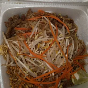 Beef pad Thai lunch portion
