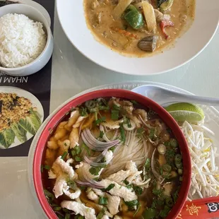 Paneng Curry up top and the Tom yum noodle soup on the bottom.